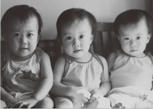 三つ子の写真 左から佳子、京子、育子